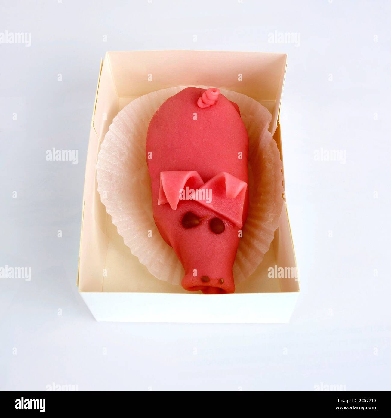 Marzipan Schwein in einer Schachtel mit Gebäck Stockfoto