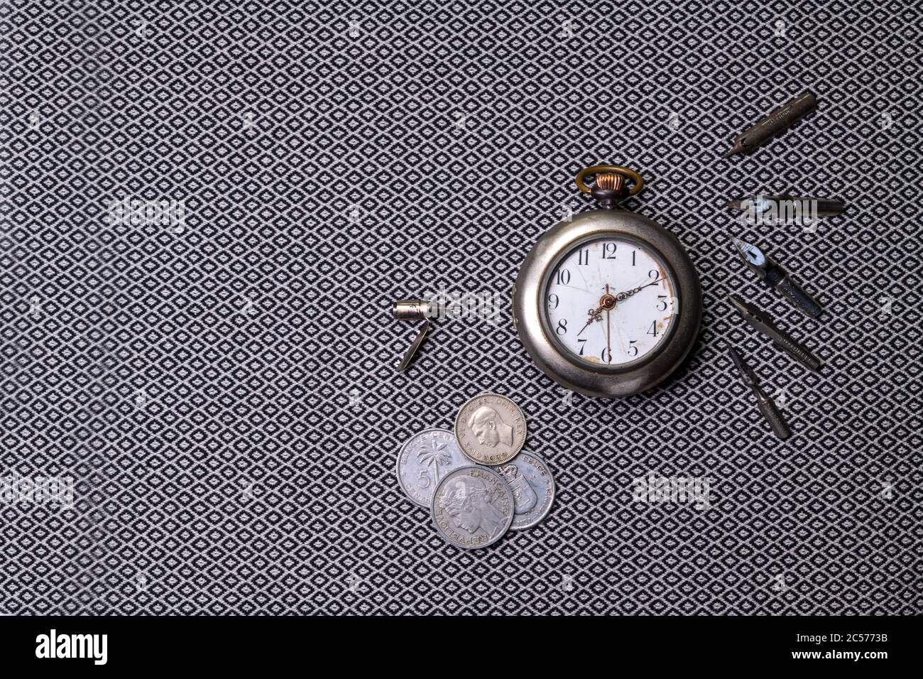 Antike Taschenuhr, Tintenstift Nibs und Silbermünzen Negativraum: Stockfoto