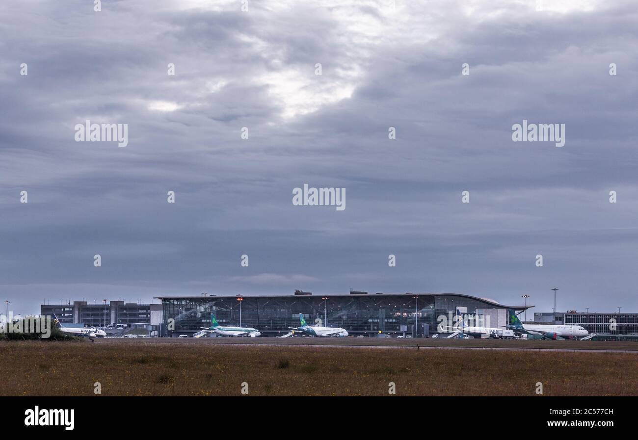 Cork Airport, Cork, Irland. Juli 2020. Mit der Wiedereröffnung Europas nach der Coronvirus-Pandemie hat Ryanair ab heute 40 % der IT-Flotte geflogen. Bild zeigt Flugzeuge auf Stand im Terminal-Gebäude am Cork Airport, Cork, Irland. - Credit; David Creedon / Alamy Live News Stockfoto