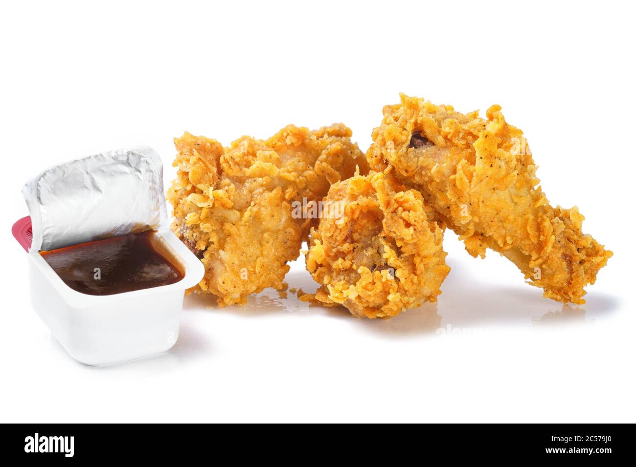 Foto von knusprig gebratenen Hühnerbeinen mit Grillsauce Stockfoto
