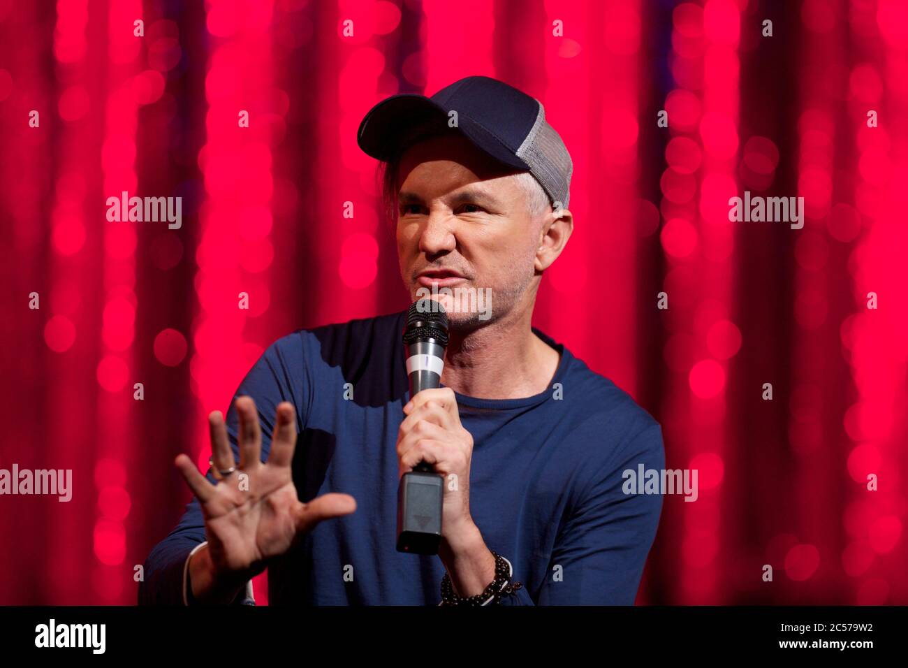 BAZ Luhrmann (Regisseur & Co-Autor) beantwortet Fragen aus den Medien im Strictly Ballroom The Musical Media Call im Lyric Theatre, Star City. Stockfoto