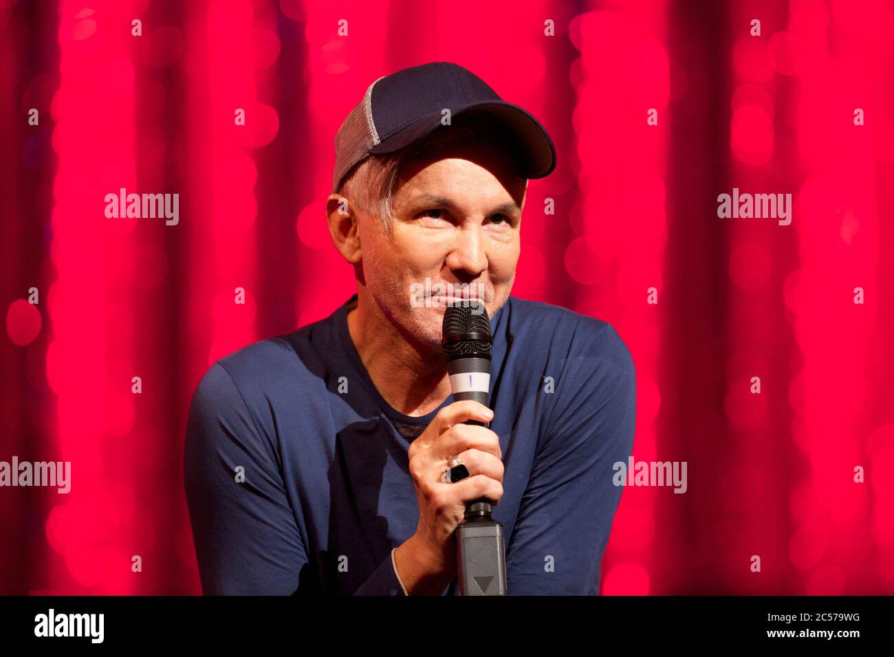 BAZ Luhrmann (Regisseur & Co-Autor) beantwortet Fragen aus den Medien im Strictly Ballroom The Musical Media Call im Lyric Theatre, Star City. Stockfoto