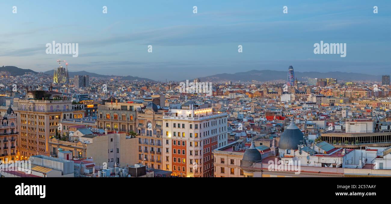 Barcelona - das Panorama der Stadt in der Abenddämmerung. Stockfoto