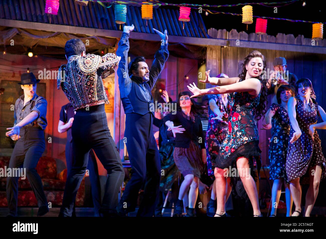 Die Besetzung gibt eine Voraufführung von Strictly Ballroom The Musical im Lyric Theatre, Star City in Sydney, Australien. Stockfoto