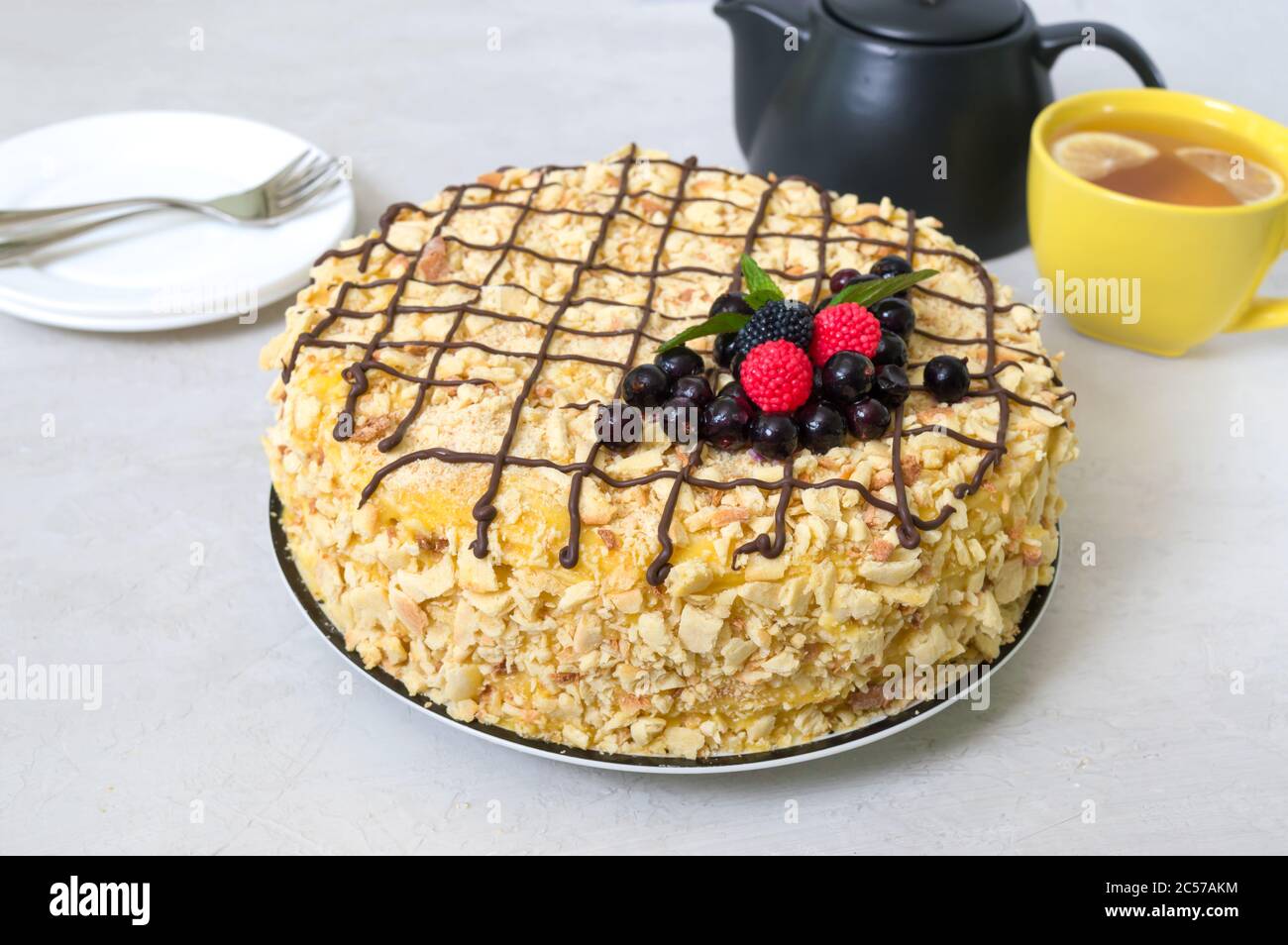 Klassische Napoleon-Torte. Köstliches festliches Dessert mit Blätterteig und Pudding, verziert mit frischen Beeren. Traditionelles russisches Vergnügen Stockfoto