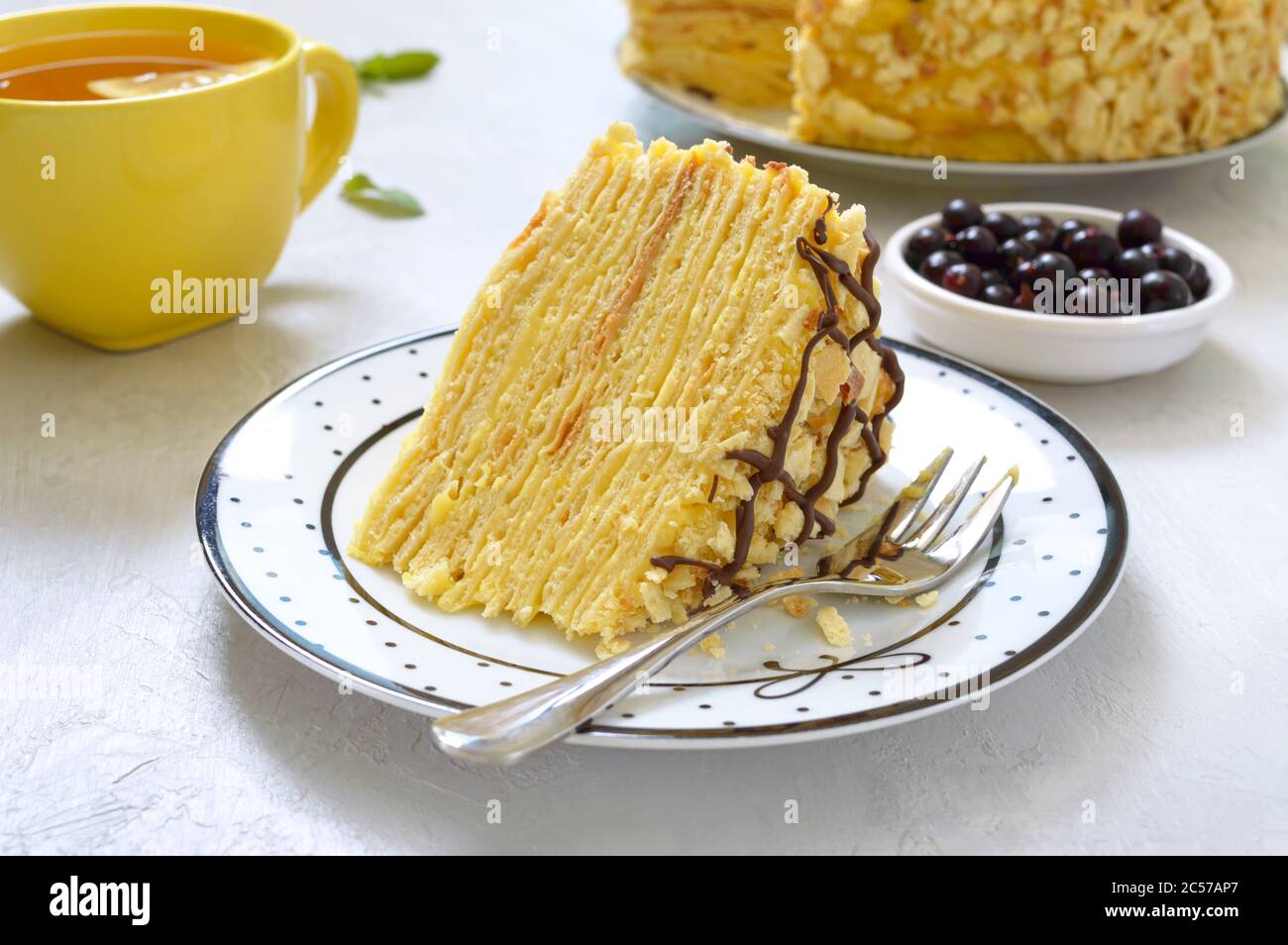 Klassische Napoleon-Torte. Ein Stück köstlicher festlicher Lagendessert mit Blätterteig und Pudding. Traditionelles russisches Vergnügen Stockfoto