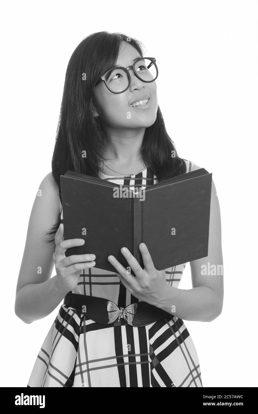 Junge gerne asiatische Geschäftsfrau holding Buch beim Denken Stockfoto