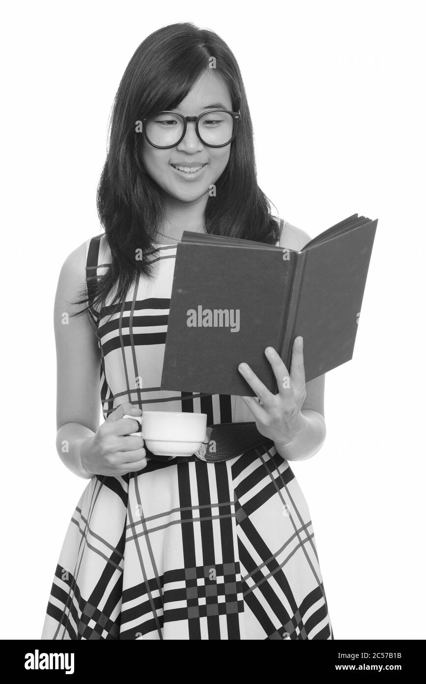 Junge gerne asiatische Geschäftsfrau lesen Buch, während Sie Kaffee Tasse Stockfoto