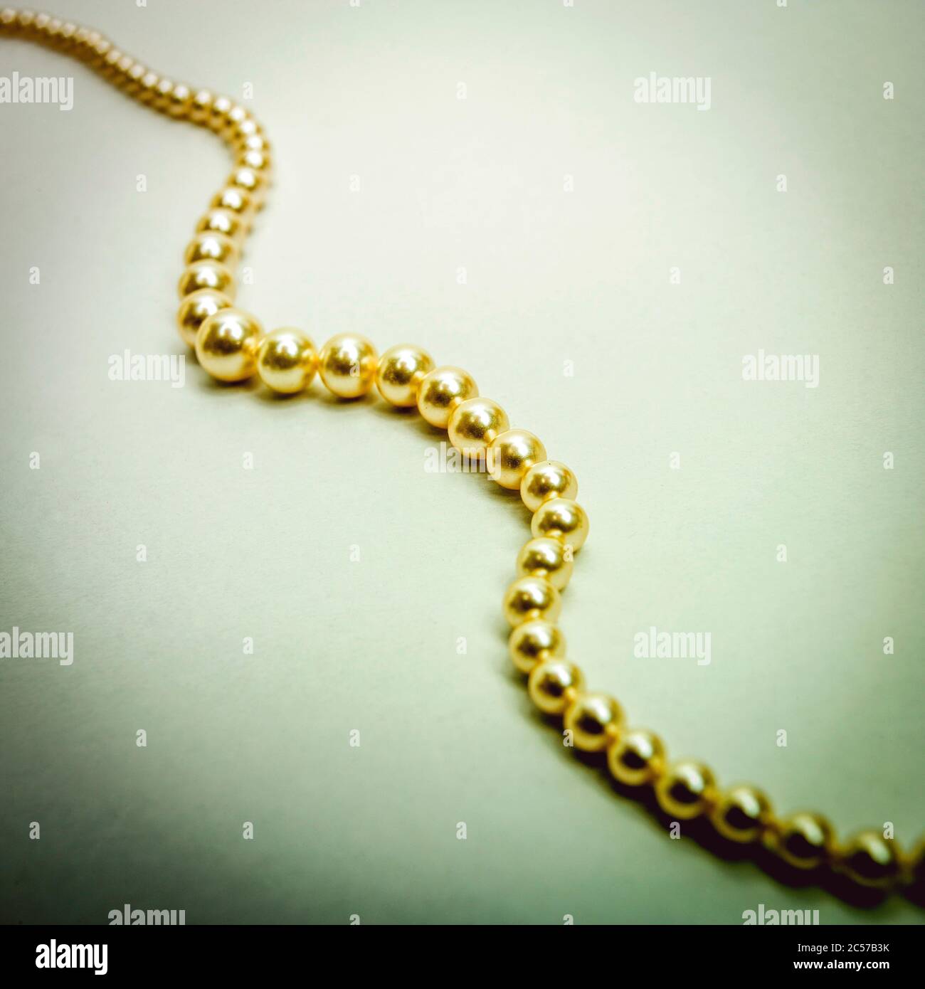 Nahaufnahme einer Perlenkette auf dem Tisch Stockfoto