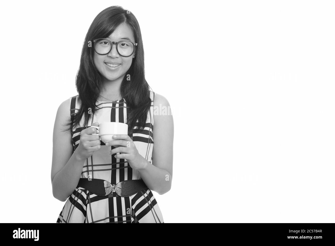 Happy junge schöne asiatische Geschäftsfrau mit Brillen halten Kaffee Tasse Stockfoto