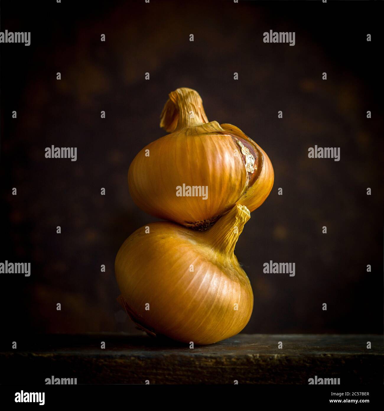 Zwiebeln auf braunem Hintergrund, Studioaufnahme Stockfoto