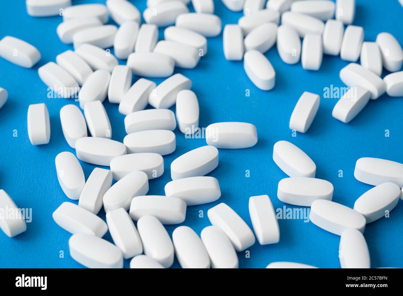 Weiße Tabletten von anabolen Steroid Vitamin Tablette auf blauer Oberfläche  Stockfotografie - Alamy