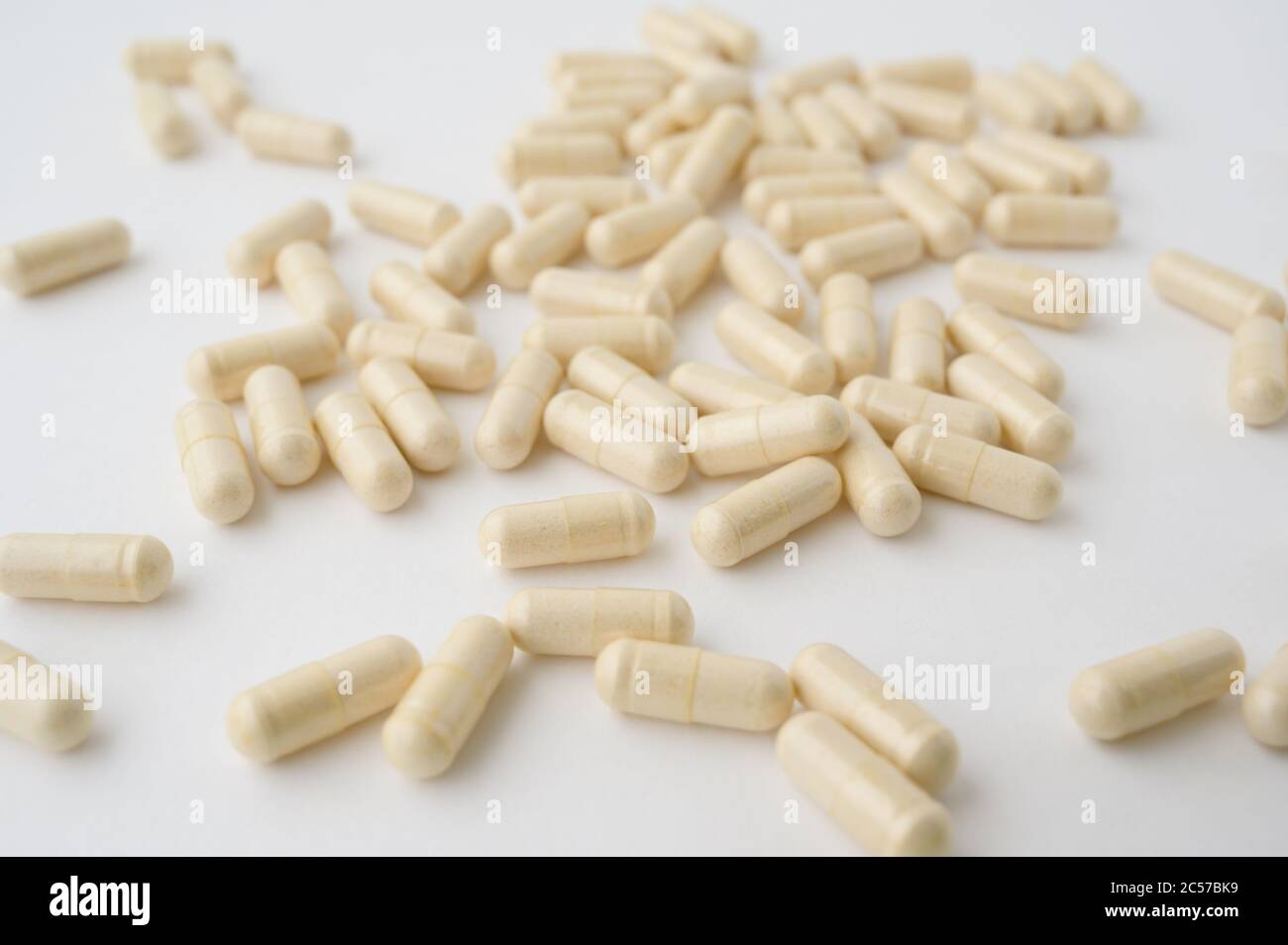 Apotheke Medikamentenkapseln von Vitamin-Medikamenten auf weißem Tisch Stockfoto