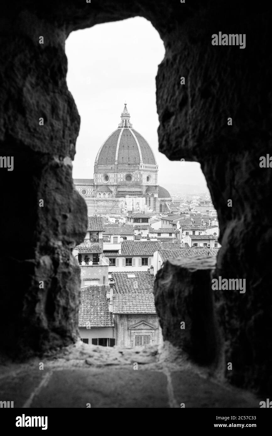 Florenz, Italien. Die riesige Kuppel der Kathedrale Santa Maria del Fiore durch eine Lücke im Palazzo Veccchio gesehen Stockfoto