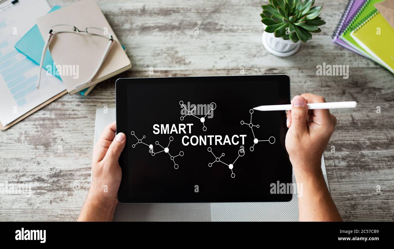 Smart Contract Blockchain-basiertes Technologiekonzept auf dem Bildschirm. Cryptocurrency, Bitcoin und ethereum Stockfoto