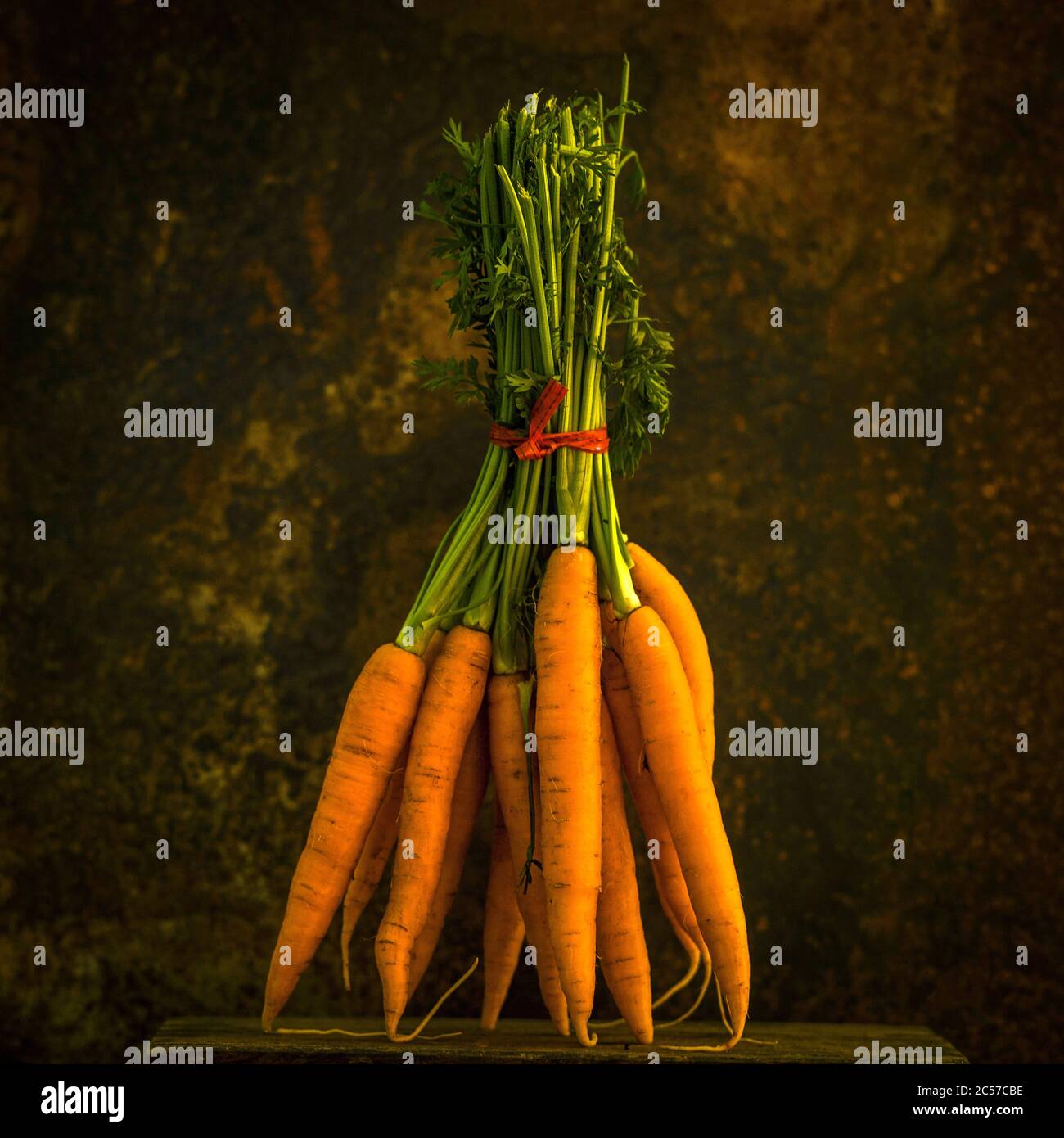 Nahaufnahme von Karotten zusammengebunden Stockfoto