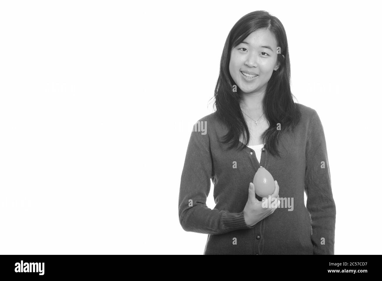 Portrait von glücklich junge schöne asiatische Frau hält Zitrone Stockfoto