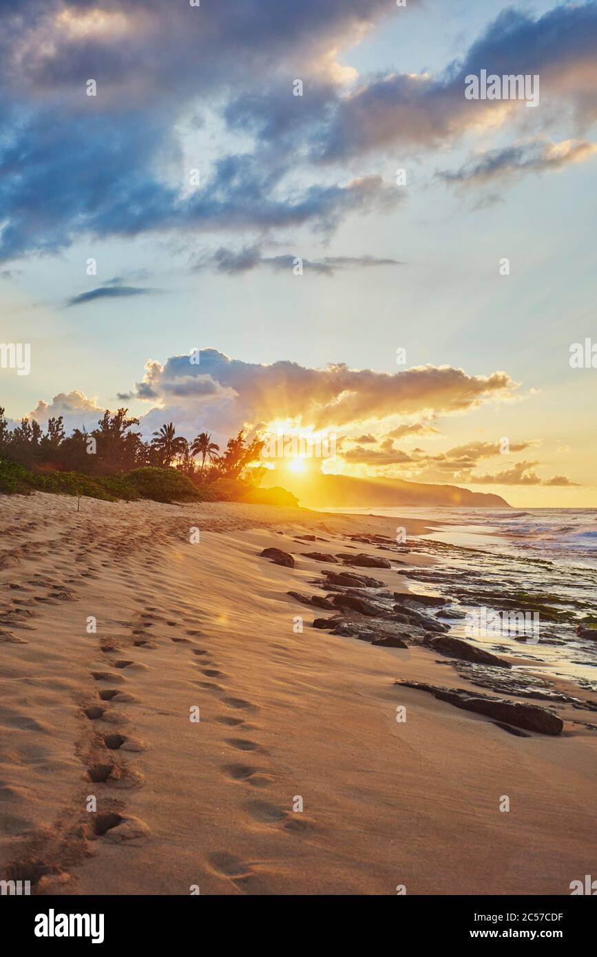 Sonnenuntergang am Strand auf Oahu, Nordküste, Oahu Island, Oahu, Hawaii, Aloha State, USA Stockfoto
