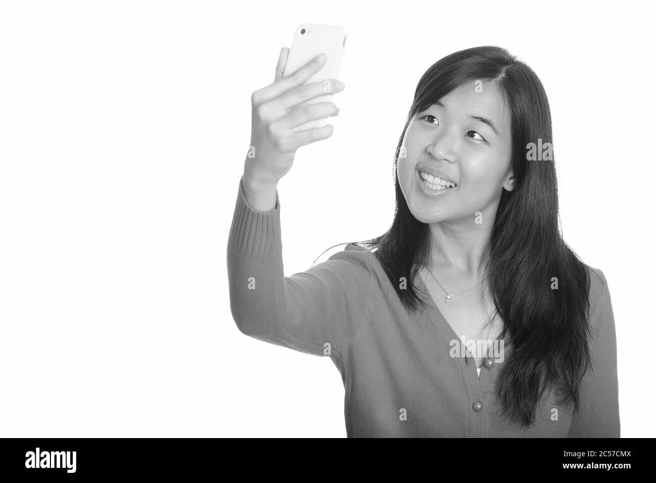 Junge asiatische Frau glücklich unter selfie mit Handy Stockfoto