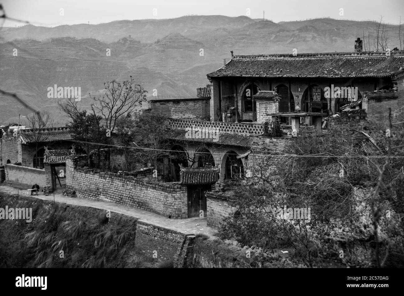 Schichten von Höhlenwohnungen, die in den Hang des Dorfes Lijiashan, Provinz Shanxi, China, gegraben wurden. Stockfoto