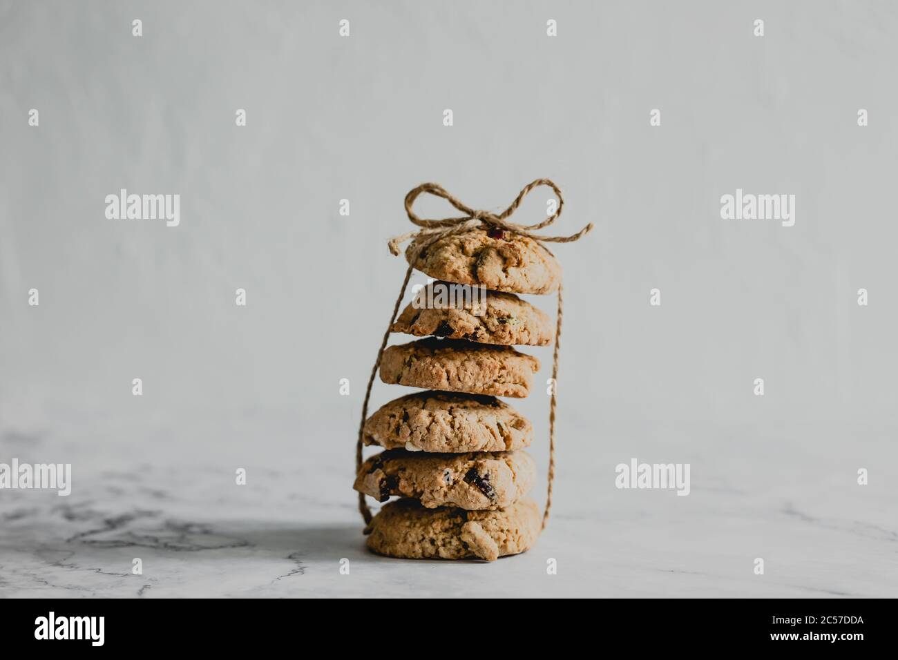Ein Stapel Haferflocken Cranberry Cookies mit einem Packfaden gebunden Stockfoto