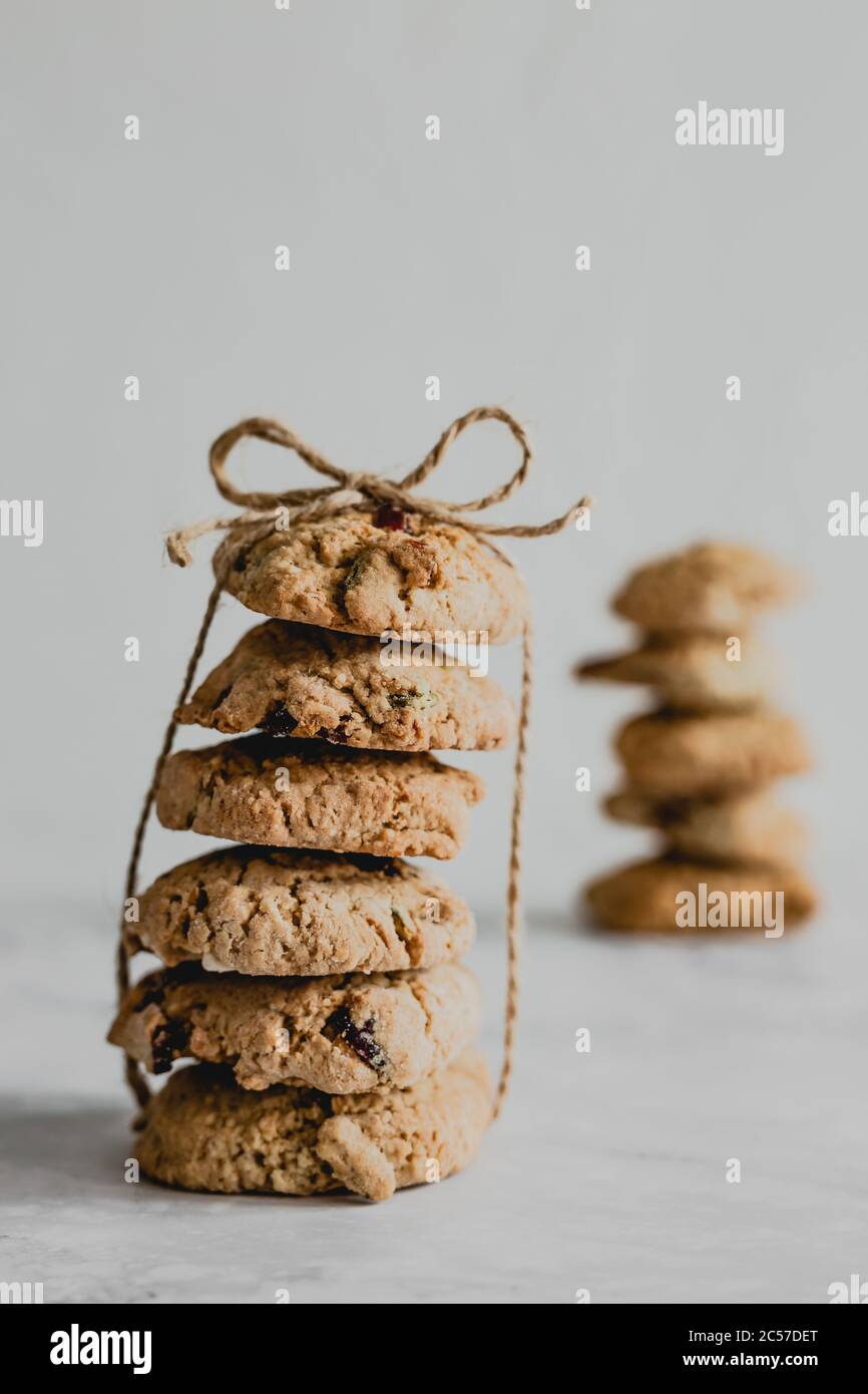 Zwei Stapel Haferflocken Cranberry Cookies mit einem Packfaden gebunden Stockfoto