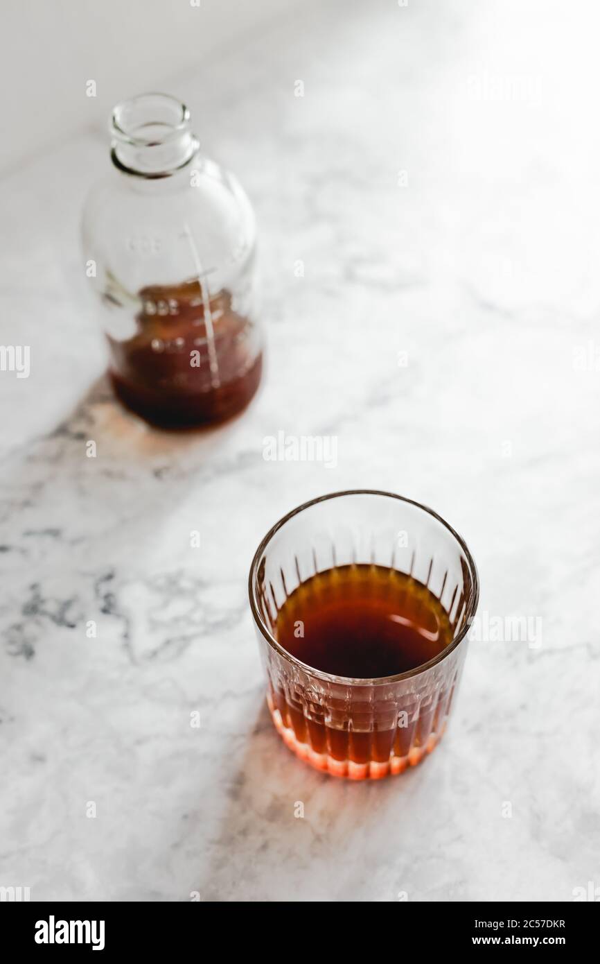 Ein Glas kalten Kaffee und eine Flasche Stockfoto