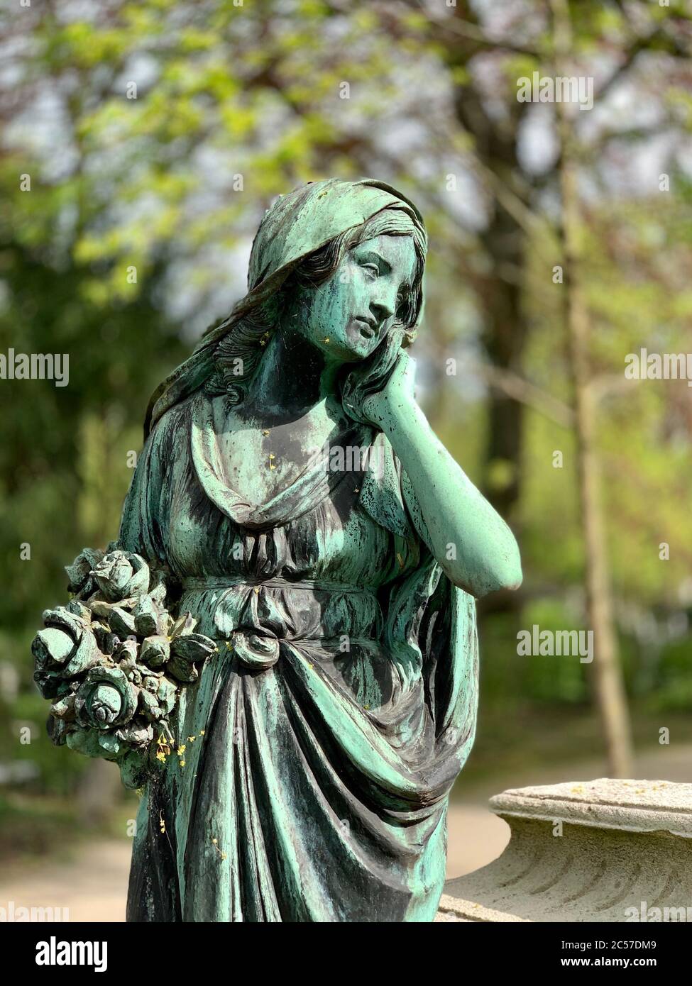 Isolierte weibliche Skulptur mit Blumenstrauß Stockfoto