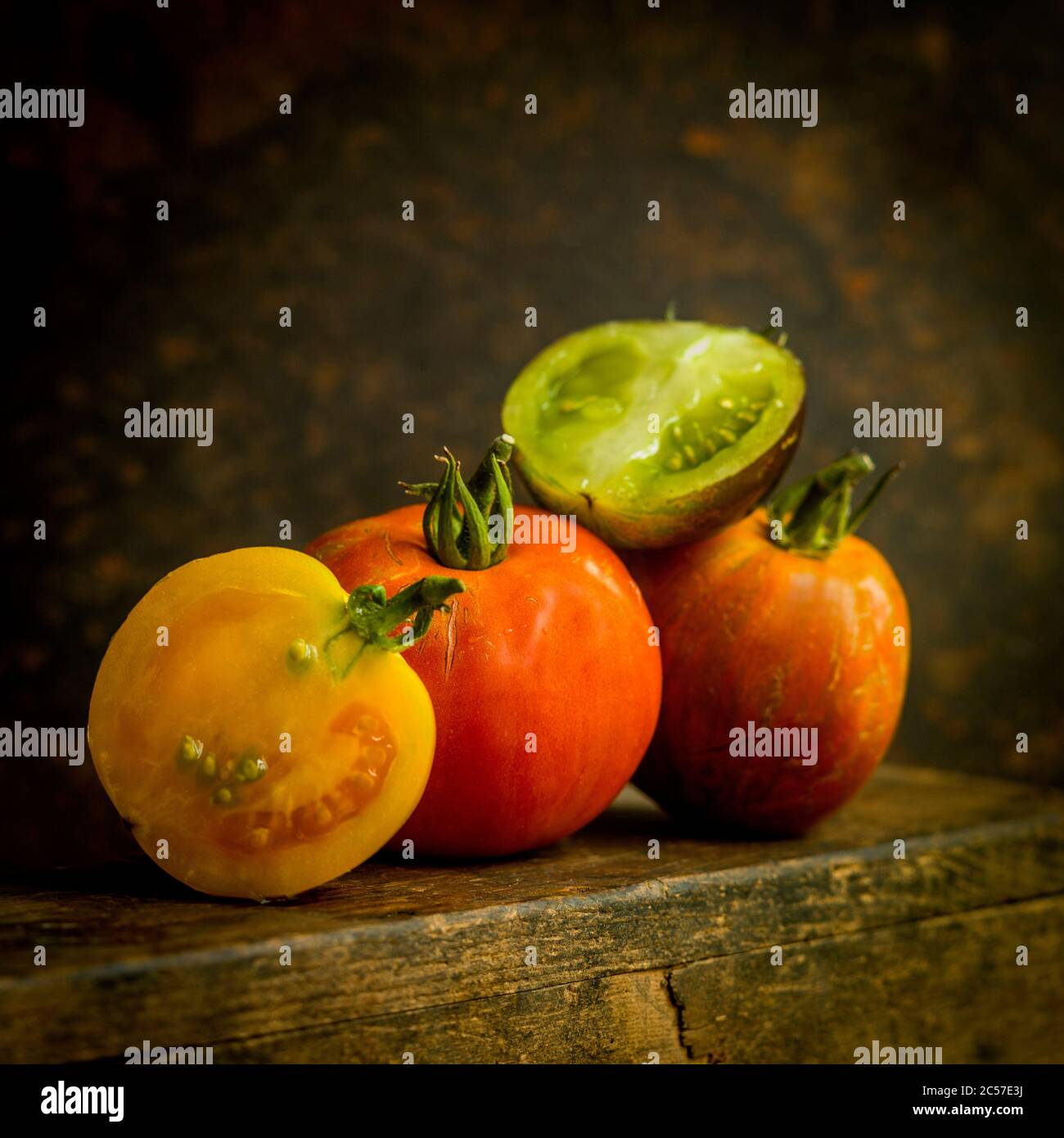 Nahaufnahme einer Vielzahl von Tomaten auf einem braunen Hintergrund Stockfoto