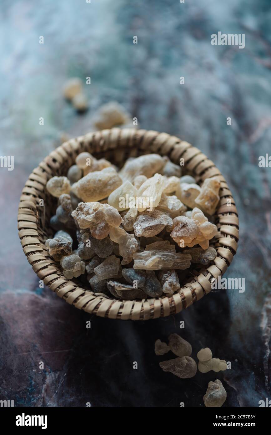 Stücke (oder "Tränen") von Weihrauch auf einer Marmoroberfläche; aufgenommen in Salalah, Oman in der Region bekannt für die Herstellung des Harzes Stockfoto