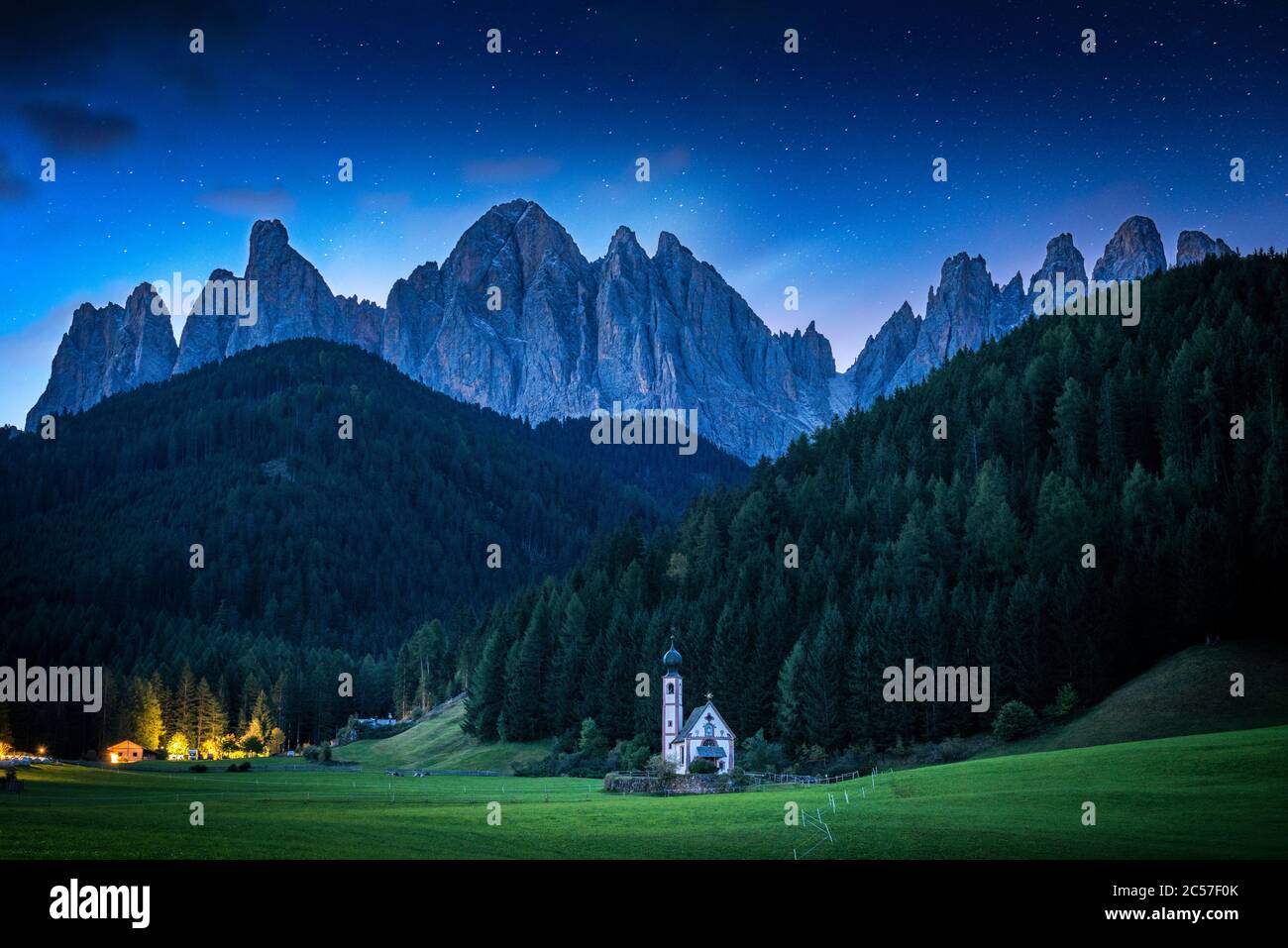 Kirche San Giovanni in Ranui im Funes Tal bei Nacht. Europa, Italien, Trentino-Südtirol, Funes-Tal, Funes. Stockfoto