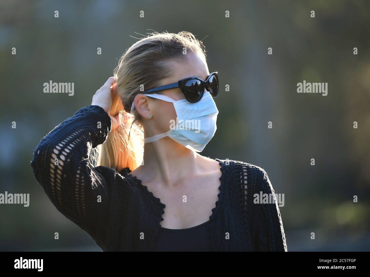 Frau mit Gesichtsmaske, Porträt, Corona-Krise, Deutschland Stockfoto