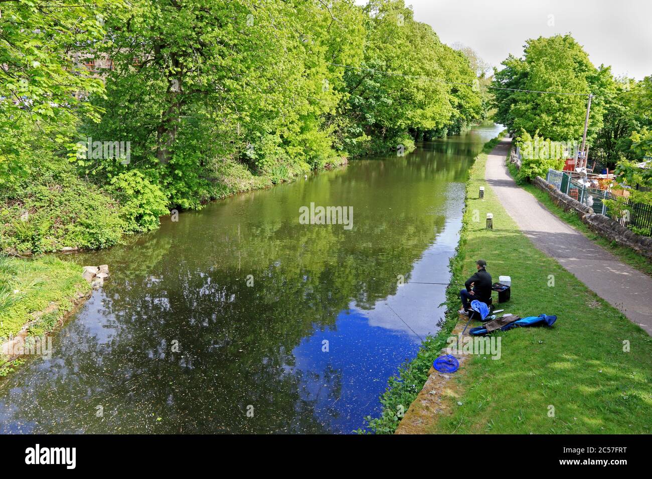 Angler Angeln am Ufer des Rochdale Canal, Mytholmroyd Stockfoto