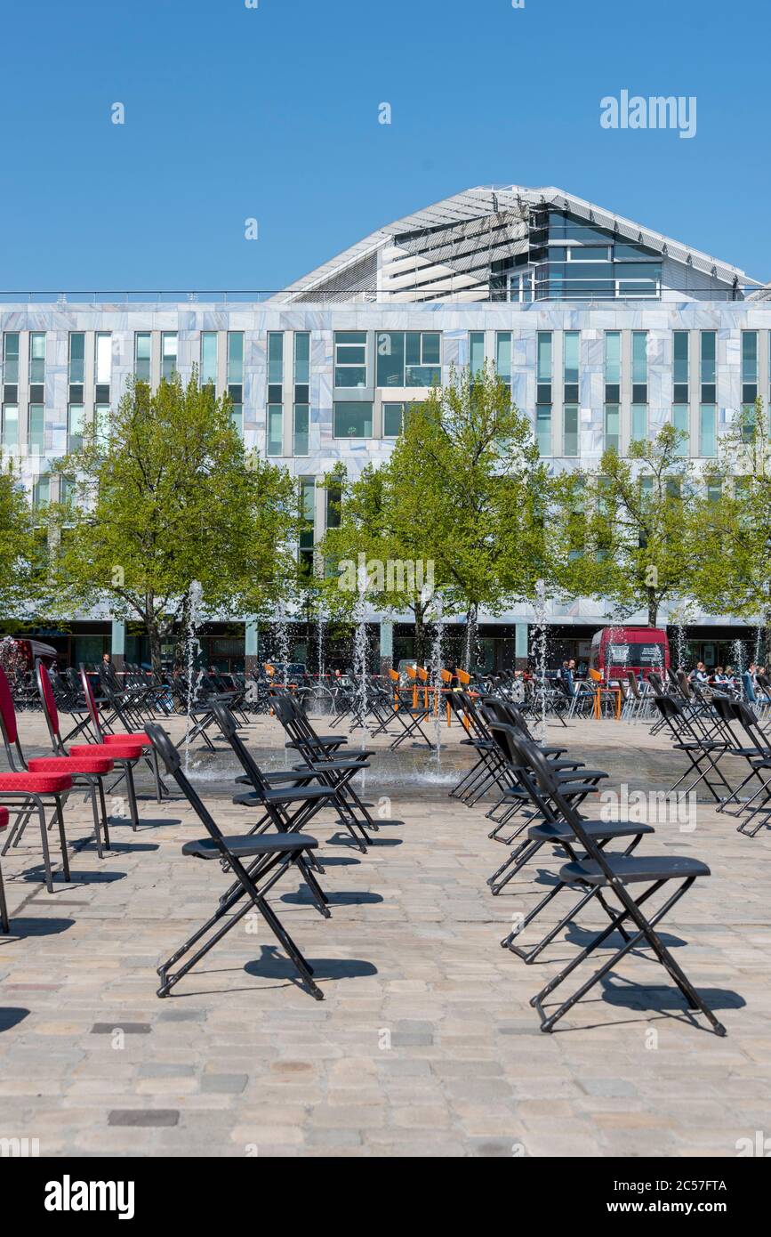 Rund 1000 leere Stühle stehen auf dem Magdeburger Domplatz. Mit dem Protest machten Restaurantbesitzer auf die prekäre Situation von aufmerksam Stockfoto