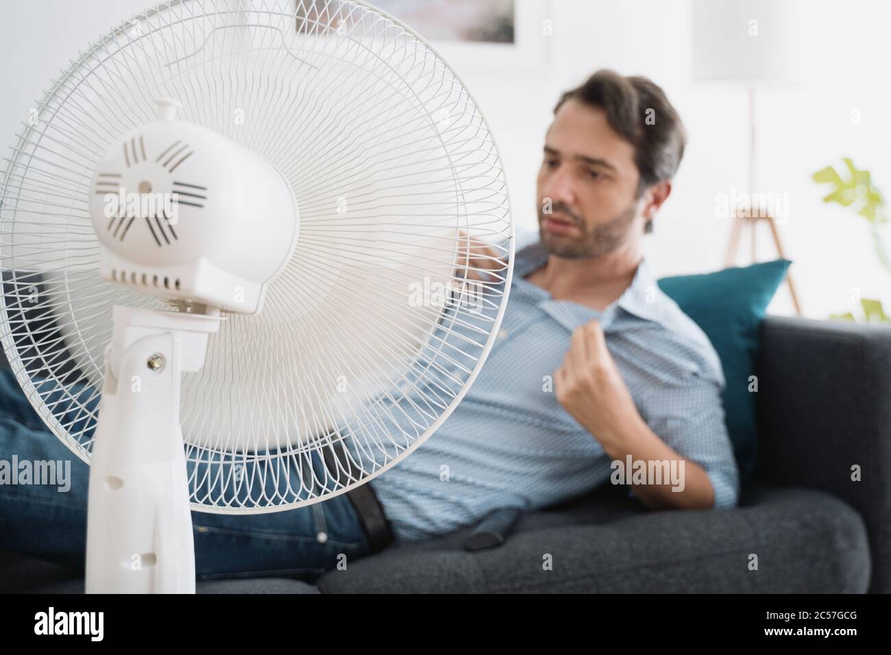 Ein Mann Porträt versucht, während heißen Sommer zu erfrischen Stockfoto