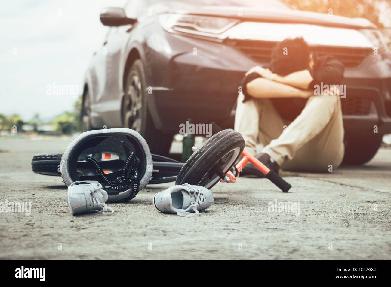 Unfall, der Mann, der Alkohol trank und Stress mit Crash Kind Fahrrad auf  dem Boden betrunken aufgetreten Stockfotografie - Alamy