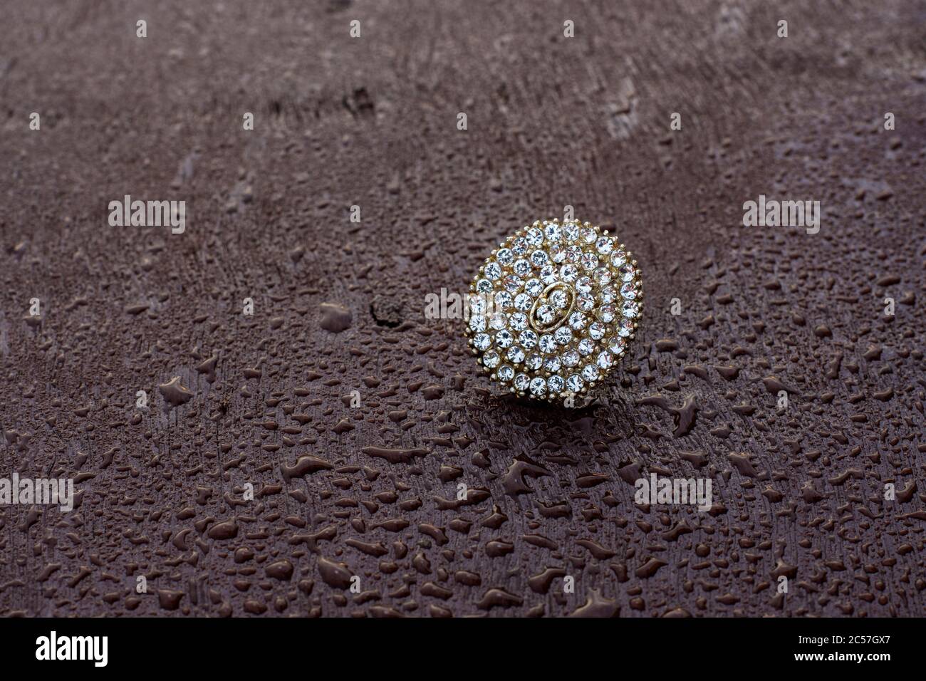 Schöner Silberring mit Diamanten auf einer Holzoberfläche Stockfoto