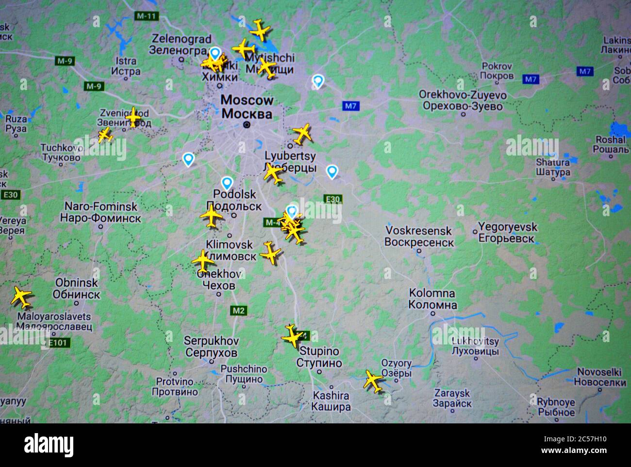 Flugverkehr über Moskau Region ( 01 juli 2020, UTC 08.42 ) auf Internet, mit Flightradar 24 Website. Pendamperiode des Conoravirus Stockfoto