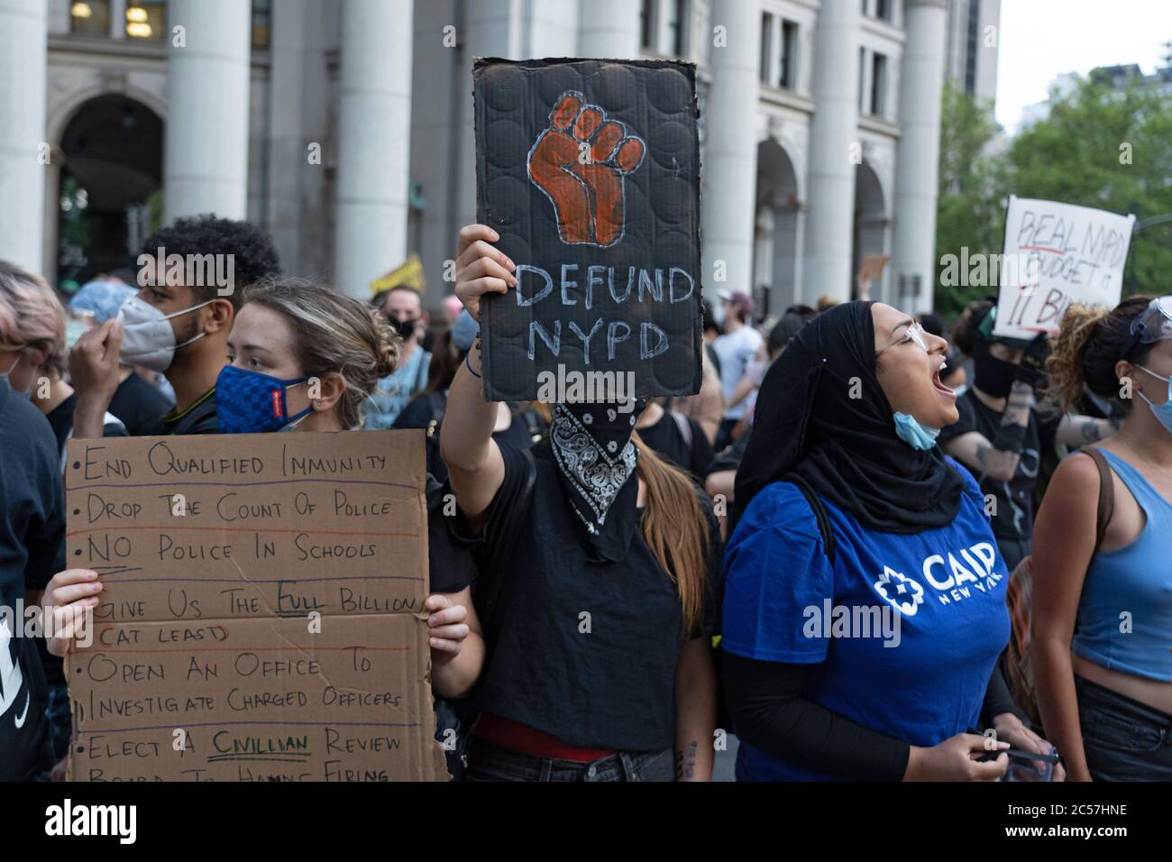 New York, Usa. Juli 2020. Ein Protestler wird gesehen, der Plakatschrift "Defund NYPD" während des Protestes vor dem Rathaus zeigt.Spannungen steigen vor einer Stadtratabstimmung über New Yorks Haushalt, Das ist inklusive des Budgets der Polizeibehörde, da sich Demonstranten, die mit Black Lives Matter (BLM) und anderen Gruppen verbunden sind, in einem Protest vor dem Rathaus in Lower Manhattan versammeln, während sie weiterhin fordern, dass das New York City Police Department (NYPD) definanziert wird. Kredit: SOPA Images Limited/Alamy Live Nachrichten Stockfoto