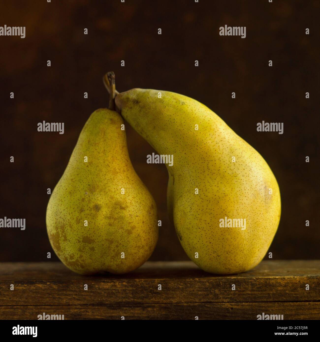 Zwei Birnen auf schwarzem Hintergrund Stockfoto