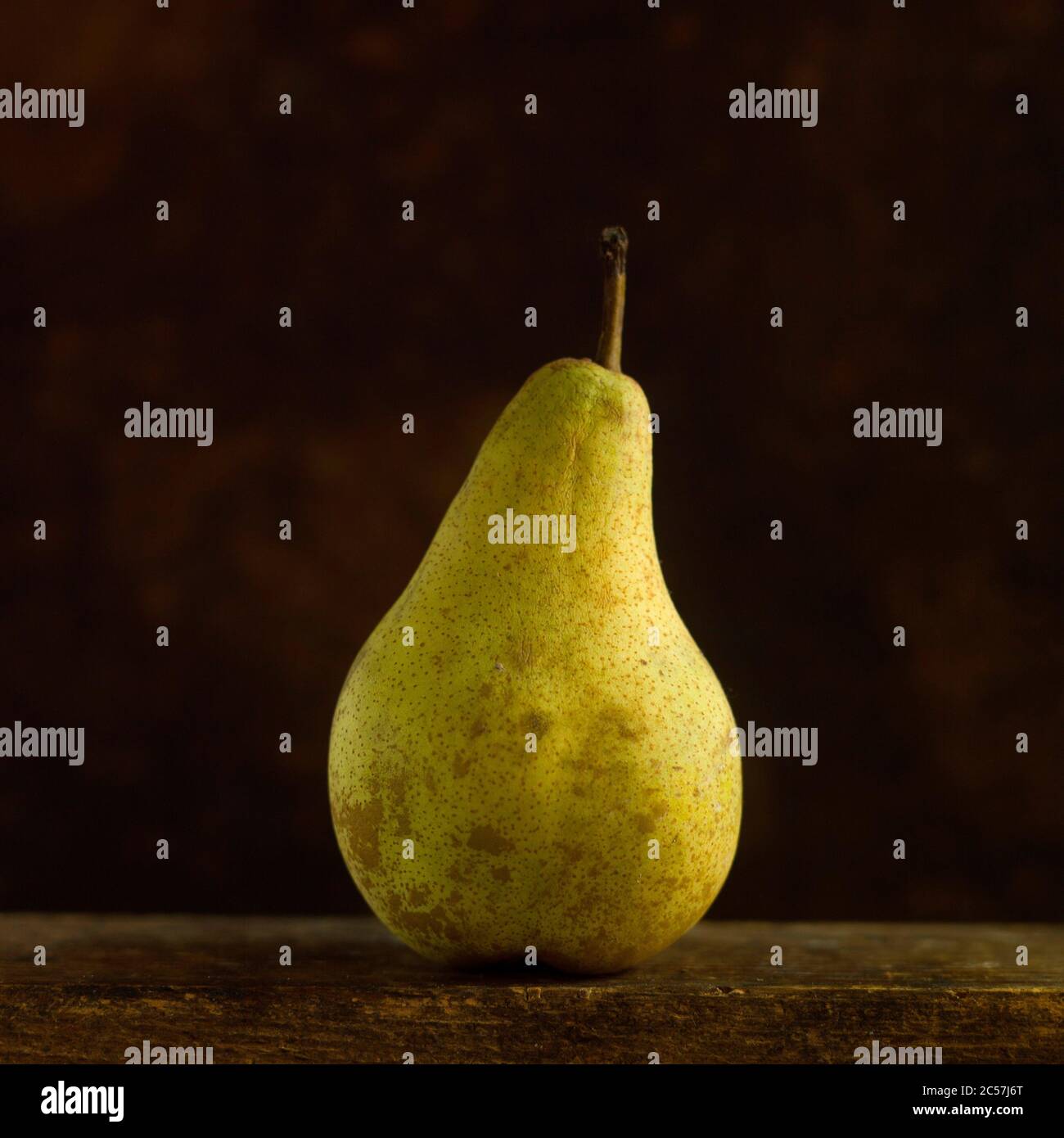 Birnen auf schwarzem Hintergrund Stockfoto