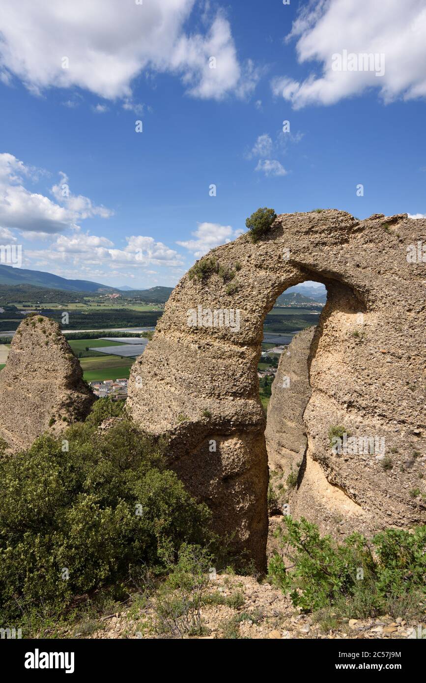 Felsbogen in den Penitents des Mées oder Felsformation & Durance Valley Les Mées Alpes-de-Haute-Provence Provence Frankreich Stockfoto