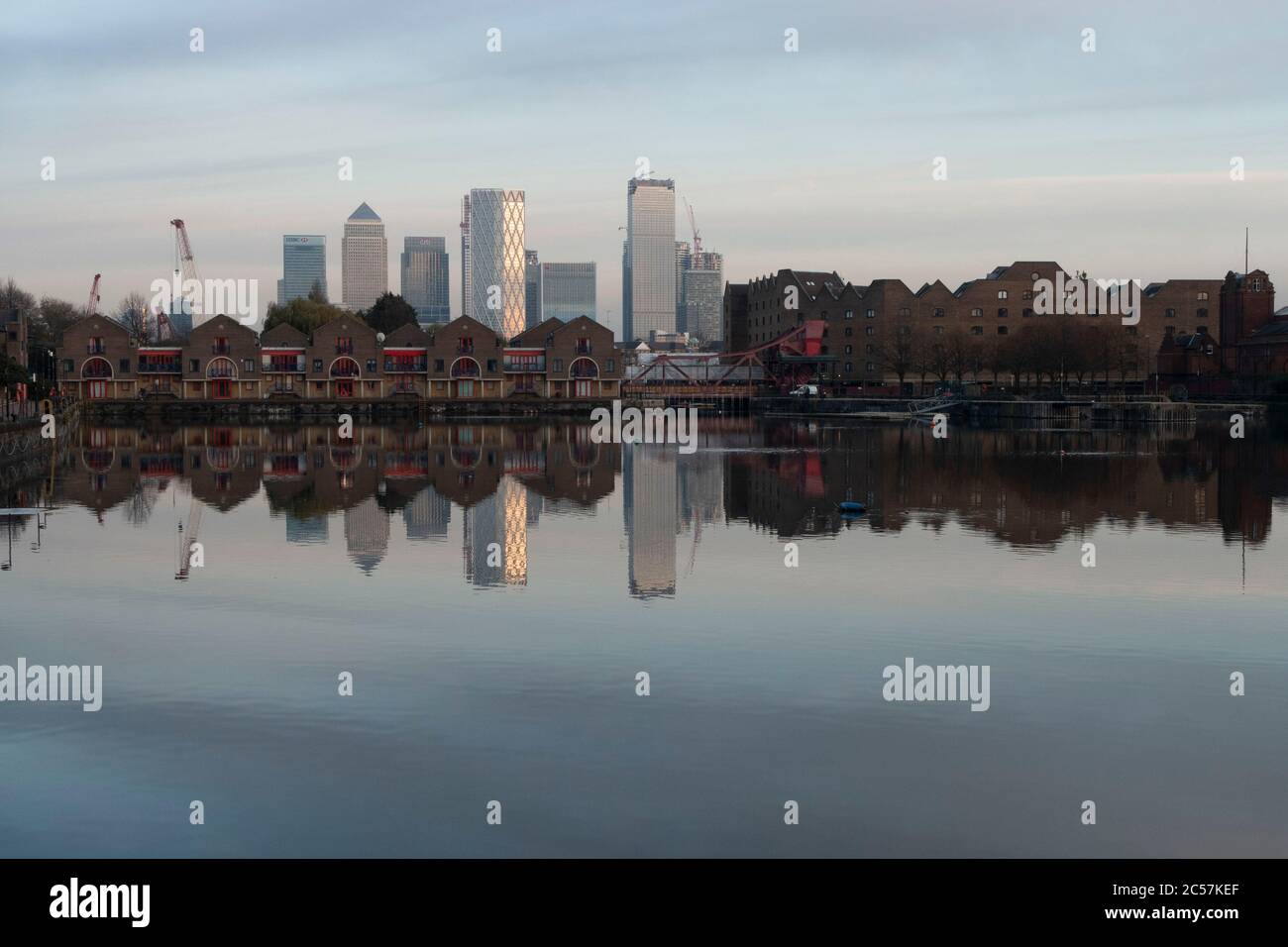 Blick auf die Docklands, Canary Wharf und das Finanzviertel über das Shadwell Basin und über die Brunel-Brücke in Wapping am 17. November 2019 in London, England, Großbritannien. Canary Wharf ist ein Finanzbereich, der immer noch wächst, während der Bau neuer Wolkenkratzer fortgesetzt wird. Canary Wharf ist Londons zweite Heimat des britischen Finanzsektors. Stockfoto