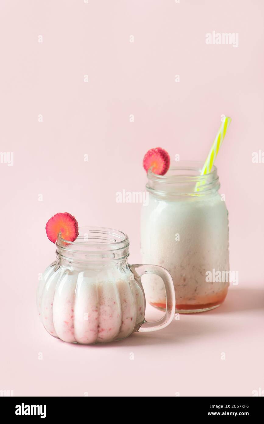 Erdbeer-Smoothie in einem Glas. Frisches Getränk in einem Glas mit Strohhalmen Stockfoto