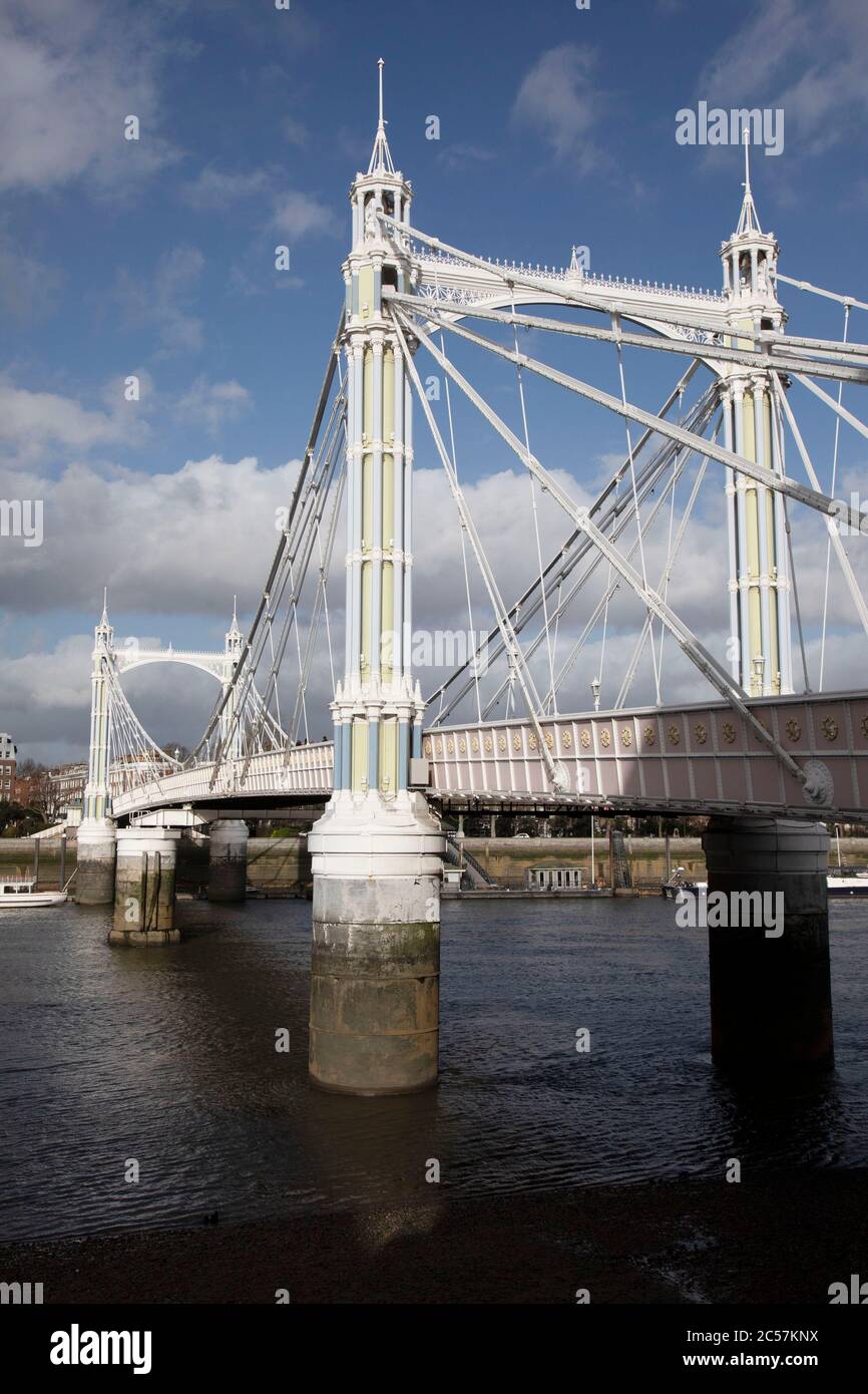Blick über den Themse-Pfad auf der Südseite bei Battersea Blick über die Albert Bridge am 1. Februar 2020 in London, England, Großbritannien nach Chelsea. Albert Bridge ist eine Straßenbrücke über den Tideway der Themse, die Chelsea im Zentrum Londons im Norden verbindet, linkes Ufer mit Battersea im Süden. Entworfen und gebaut von Rowland Mason Ordish im Jahr 1873. Stockfoto
