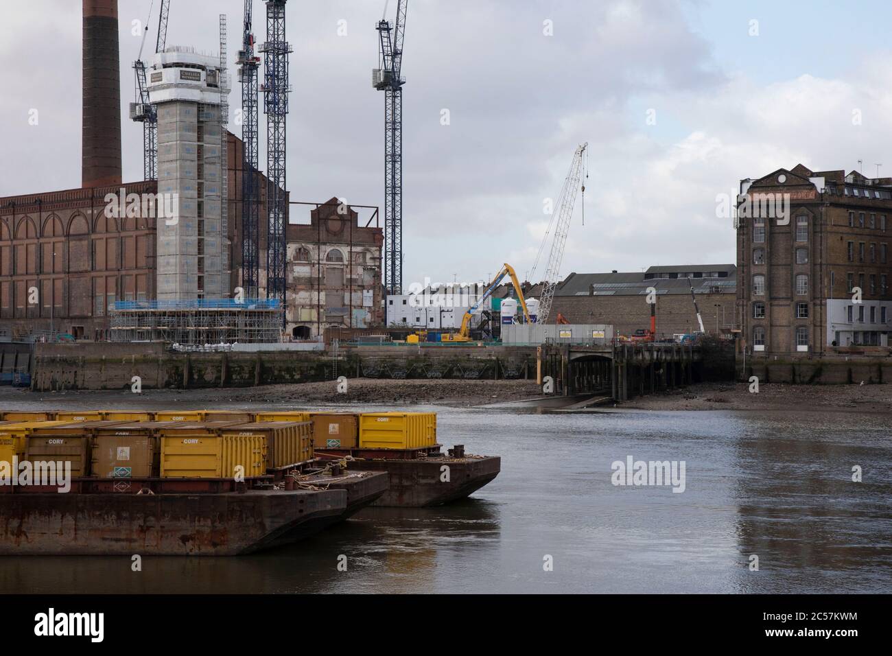 Baustelle für die Sanierung des Kraftwerks Lots Road am 1. Februar 2020 in London, England, Großbritannien. Lots Road Power Station ist ein stillgestelltes Kohle- und später ölgefeuerte und später gasgefeuerte Kraftwerk an der Themse an der Lots Road in Chelsea im Royal Borough of Kensington and Chelsea, das Strom an das Londoner U-Bahn-Netz lieferte. Es wird manchmal fälschlicherweise als Fulham Power Station bezeichnet, ein Name, der ordnungsgemäß auf eine andere ehemalige Station eine Meile flussaufwärts angewendet wird. Die Immobiliengesellschaft, die jetzt Eigentümer der Website will den Bahnhof in Geschäfte, Restaurant umzuwandeln Stockfoto