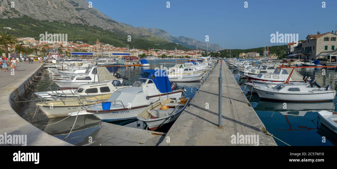 Fischerboote in der Werft in Makarska, Kroatien am 9. Juni 2019. Stockfoto