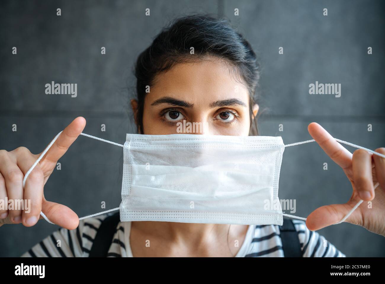 Junge Frau mit einer OP-Maske, Schutz und Vorsorge für ansteckende Krankheiten. Corona Virus bricht aus. Hochwertige Fotos Stockfoto