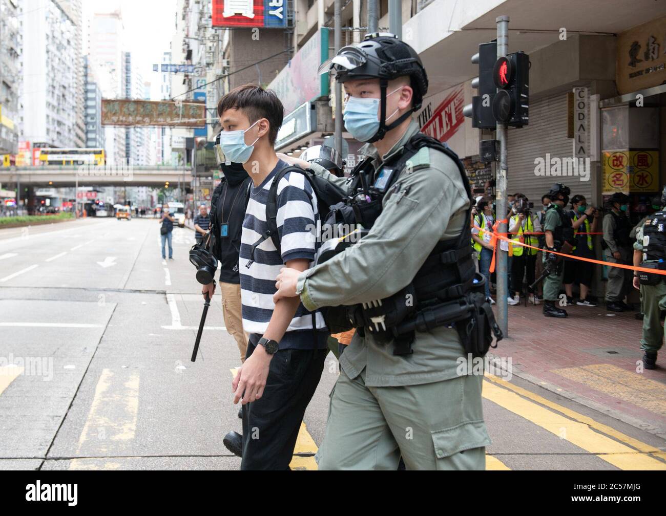 1. Juli 2020, Hongkong, Hongkong, China: Unter Verhaftung und mit neuem Leben in Haftstrafen konfrontiert.Tag der Einrichtung der Sonderverwaltungsregion Hongkong. 23 Jahre nach der Übergabe Hongkongs an die chinesische Regierung drängt Peking auf die Umsetzung neuer, zäher nationaler Sicherheitsgesetze, die die prodemokratischen Proteste in der Stadt unterdrücken werden.Es wird die chinesisch-britische Gemeinsame Erklärung zerschlagen, in der China dem einen Land zugestimmt hat. Zwei Systeme Regierung.das Verbot der traditionellen Märsche zum ersten Mal, hat die Öffentlichkeit wütend. (Bild: © Jayne Russell/ZUMA Wire) Stockfoto