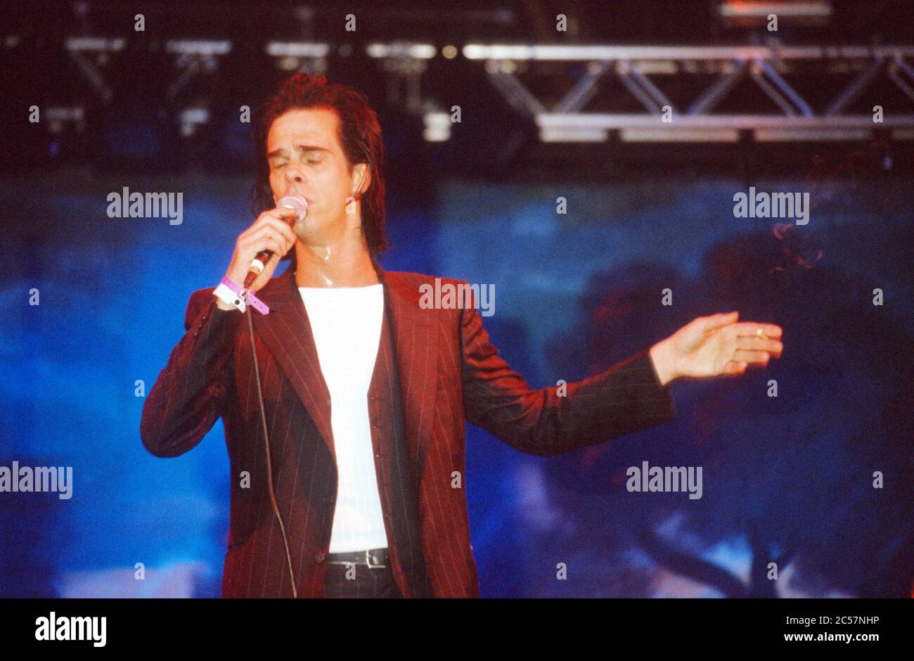 Nick Cave und die Bad Seeds auf dem Glastonbury Festival 1998, würdig Farm Somerset, England, Vereinigtes Königreich. Stockfoto